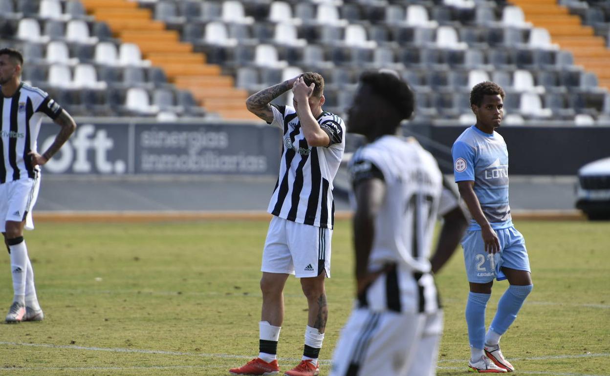 Los jugadores del CD Badajoz se lamentan tras uno de los goles del Linense.