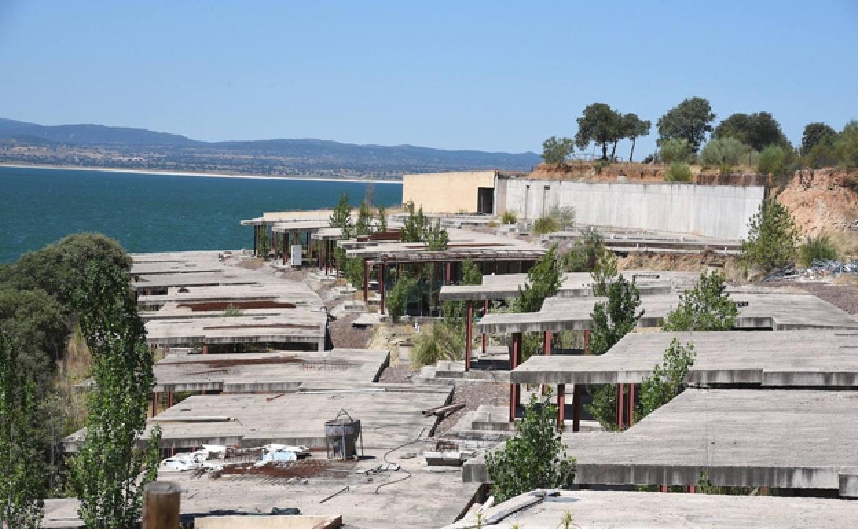 Chalés a medio construir en Marina Isla Valdecañas.