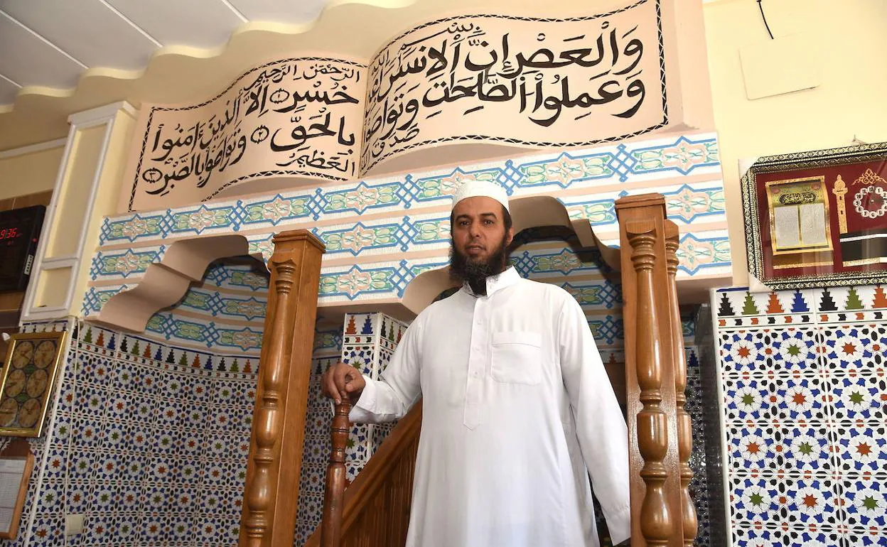 Yahya Benaouda en el interior de la mezquita de Talayuela en 2017. 