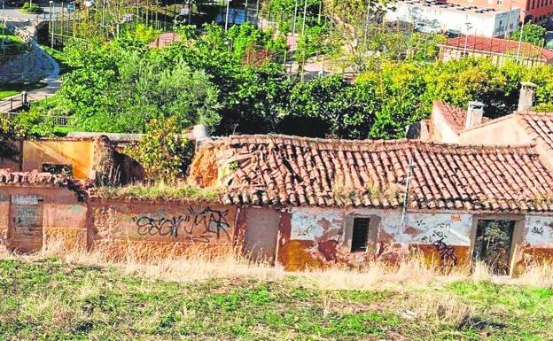 Casas en ruina que también se tirarán en una foto del proyecto.