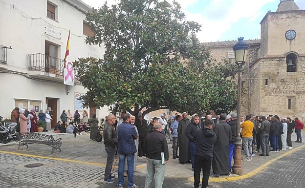 Vecinos de Talayuela, concentrados en la puerta del Ayuntamiento para pedir libertad para Yanya Banaouda. 