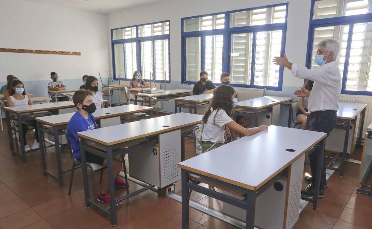 Image de archivo de un docente en un instituto de Mérida. 