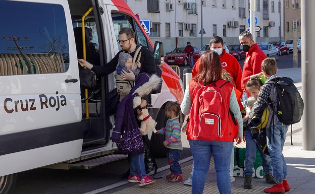 Refugiados ucranianos en la estación de trenes de Badajoz.