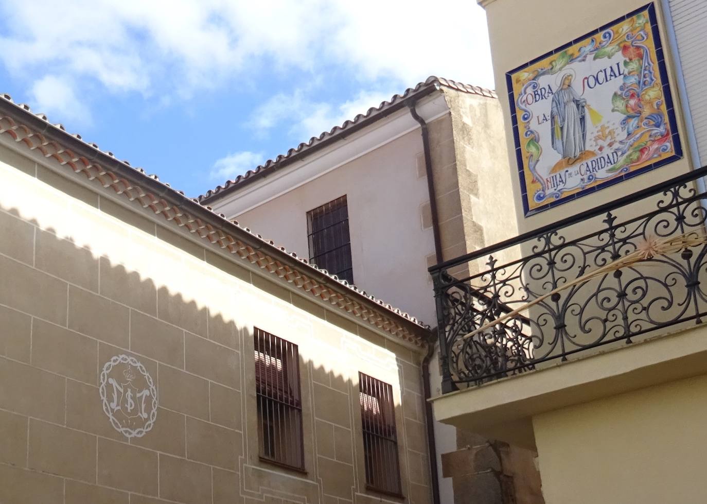 Edificios en el Adarve del Cristo vinculados con congregaciones religiosas, el de la izquierda es de Siervas de María y el de la derecha de las Hijas de la Caridad, aquí se da de comer a personas necesitadas.