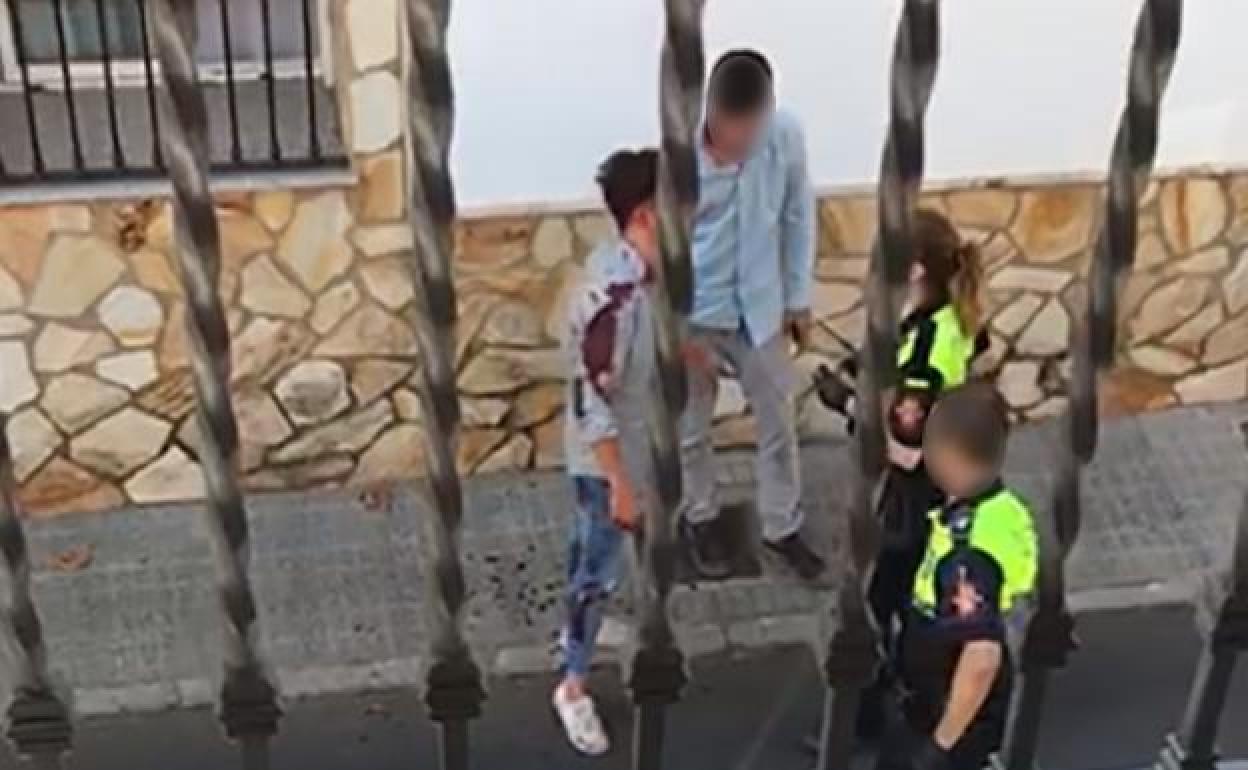 Agentes de la Policía Local de Villanueva, con los dos agresores, momentos después de la reyerta. 