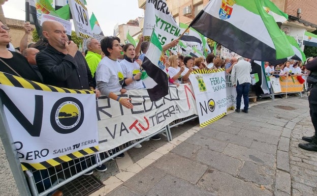 Ciudadanos protestando ante la Asamblea de Extremadura, esta mañana, contra el proyecto de gran vertedero en Salvatierra de los Barros. 