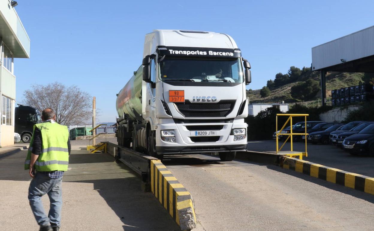 Un camión entra en el centro de gestión de residuos industriales de Santovenia, en Valladolid. 