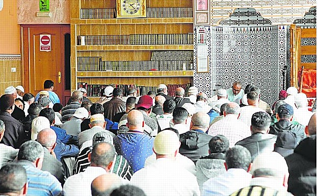 Imagen de la mezquita de Talayuela durante el rezo del viernes al mediodía. 