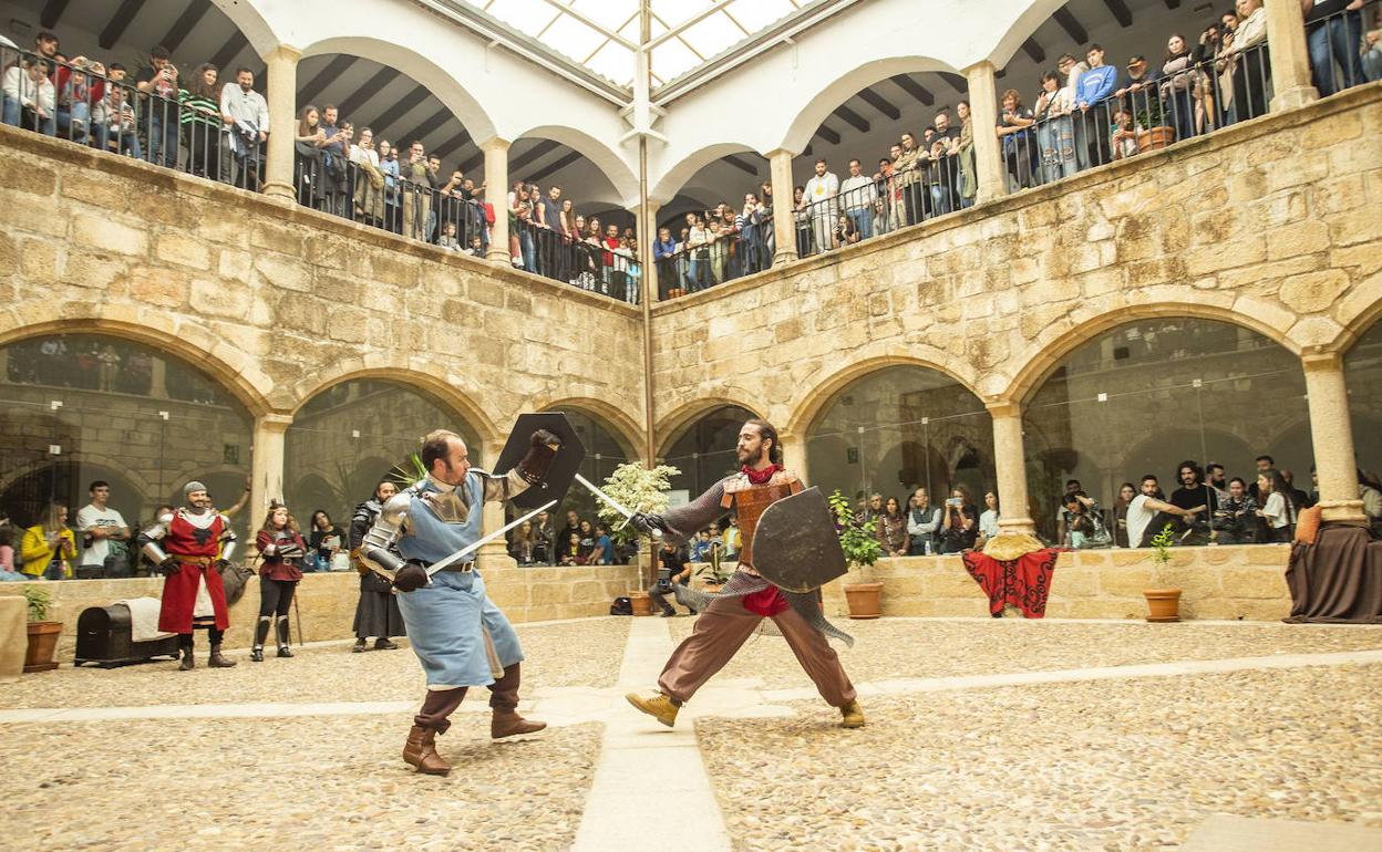 Combate durante el evento 'City of dragons' la semana pasada en el complejo cultural San Francisco de Cáceres. 