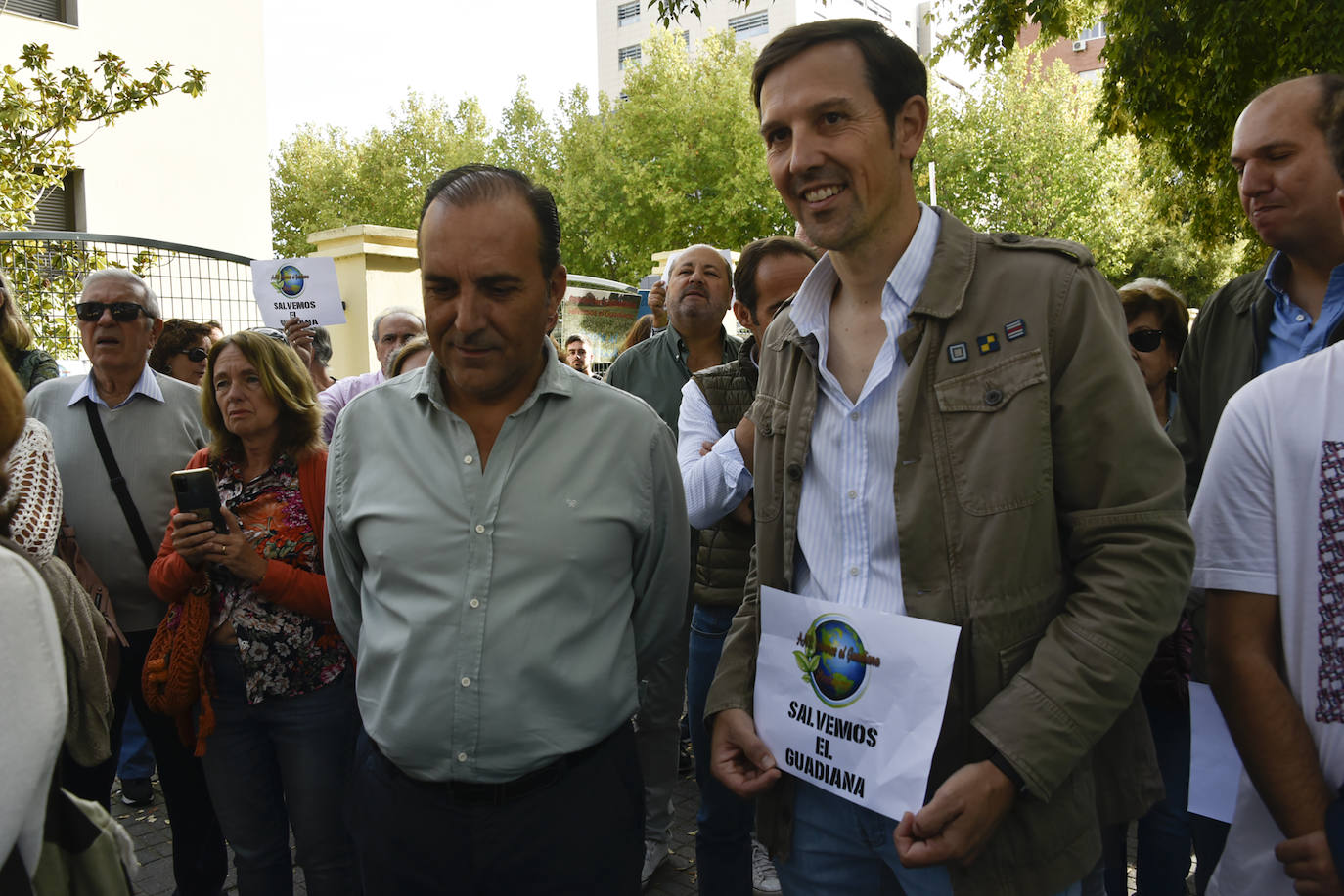 Fotos: Medio millar de pacenses exigen que se acabe con el nenúfar en el Guadiana