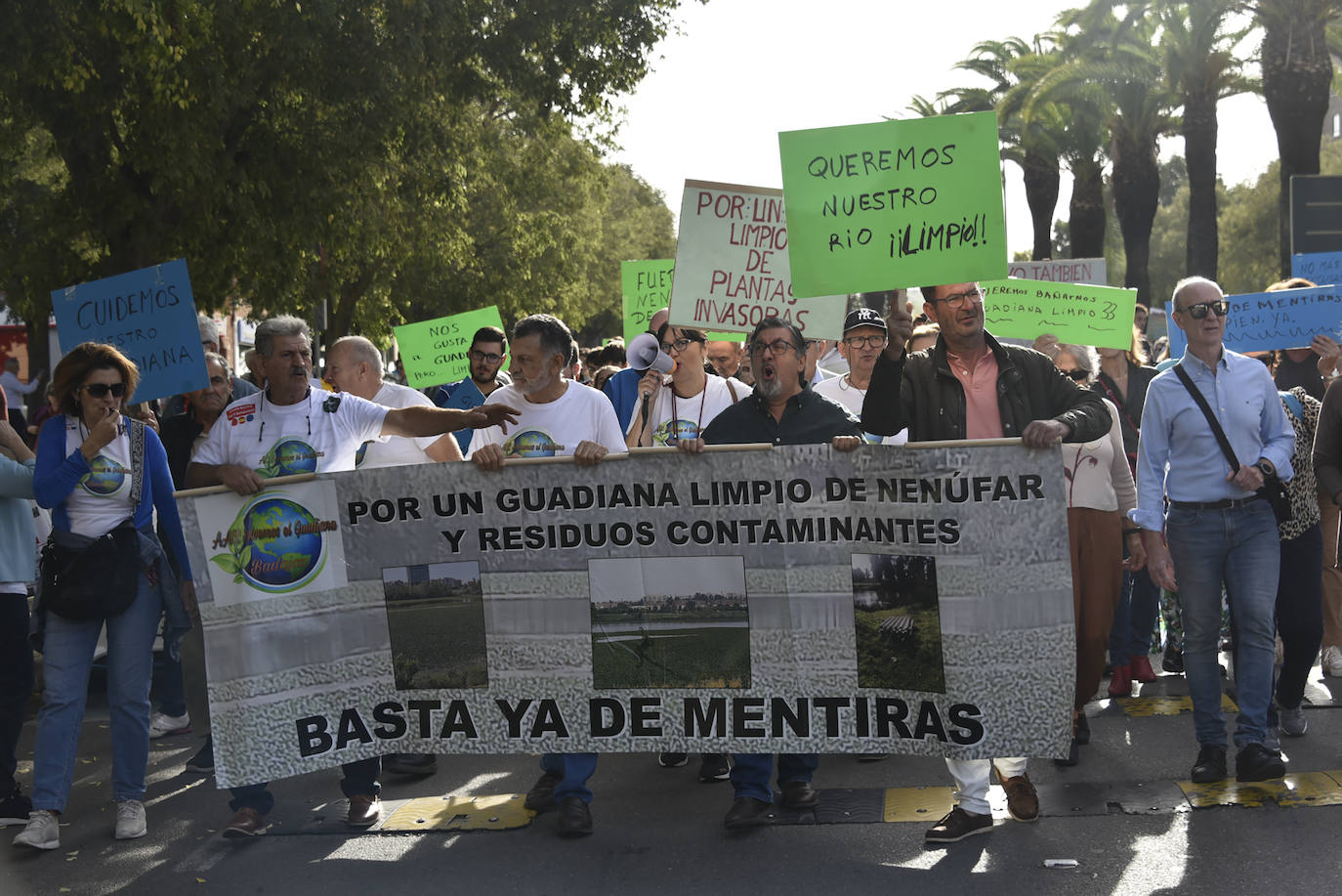 Fotos: Medio millar de pacenses exigen que se acabe con el nenúfar en el Guadiana