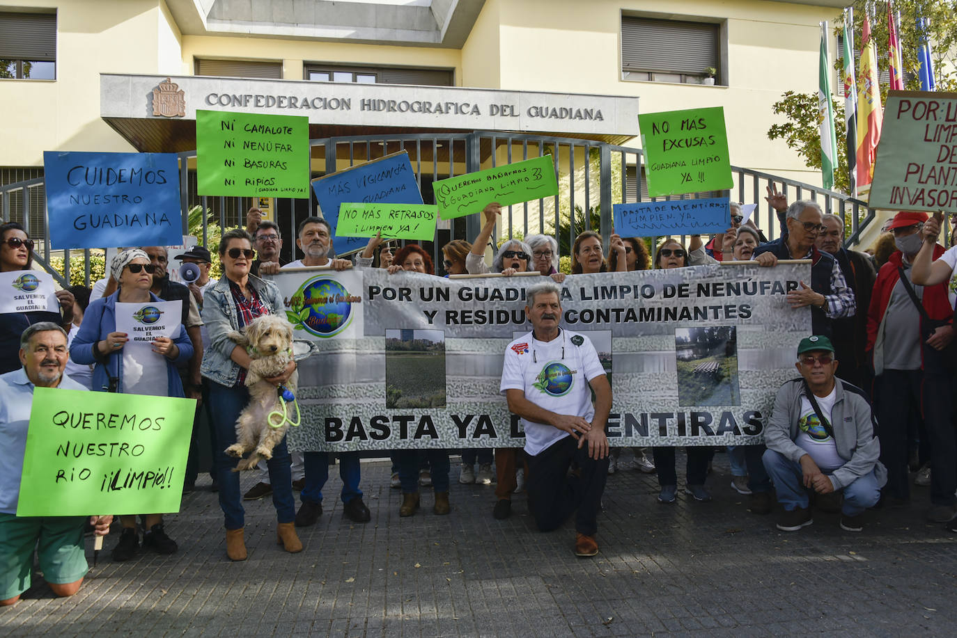 Fotos: Medio millar de pacenses exigen que se acabe con el nenúfar en el Guadiana