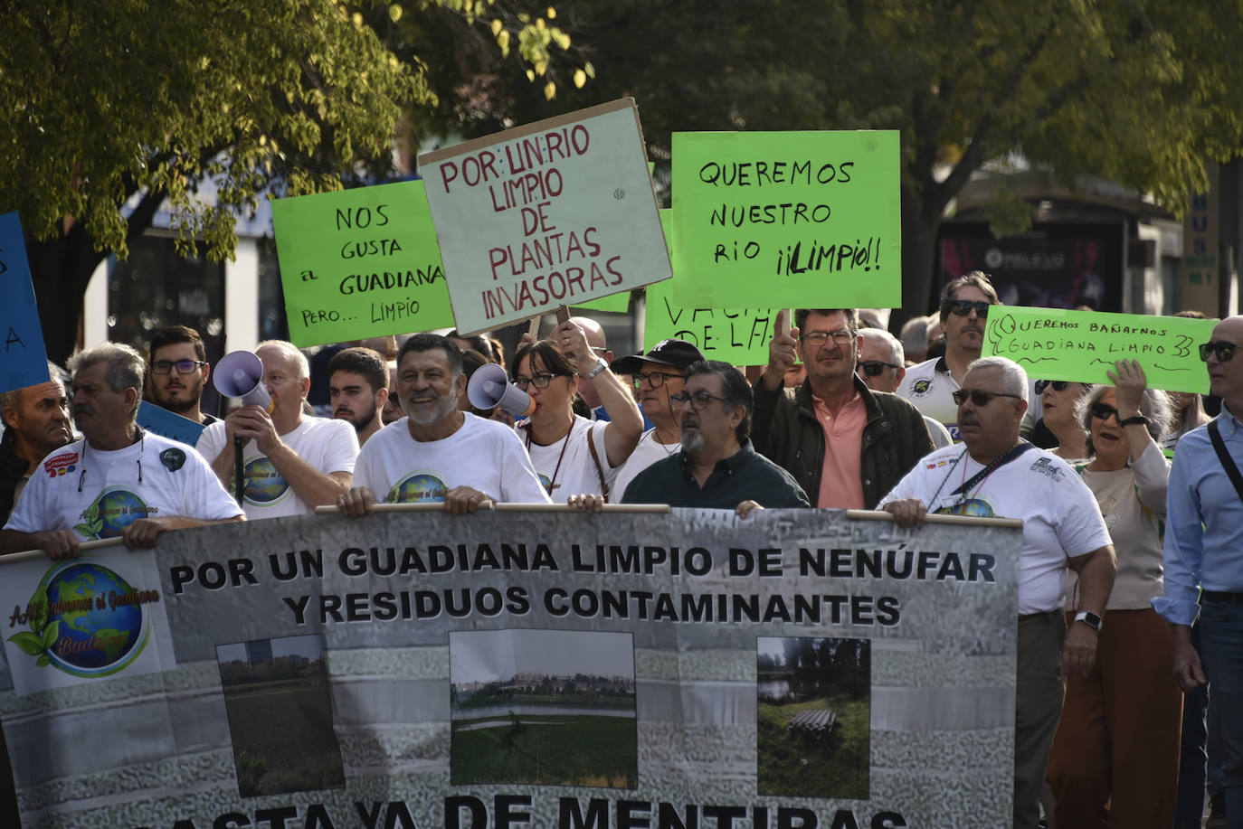 Fotos: Medio millar de pacenses exigen que se acabe con el nenúfar en el Guadiana