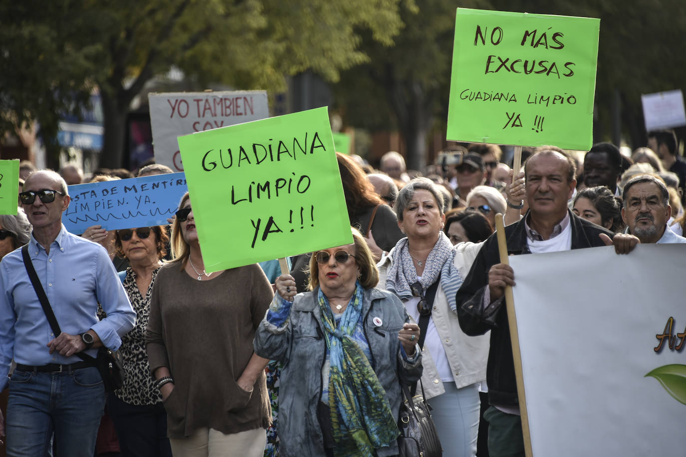 Fotos: Medio millar de pacenses exigen que se acabe con el nenúfar en el Guadiana