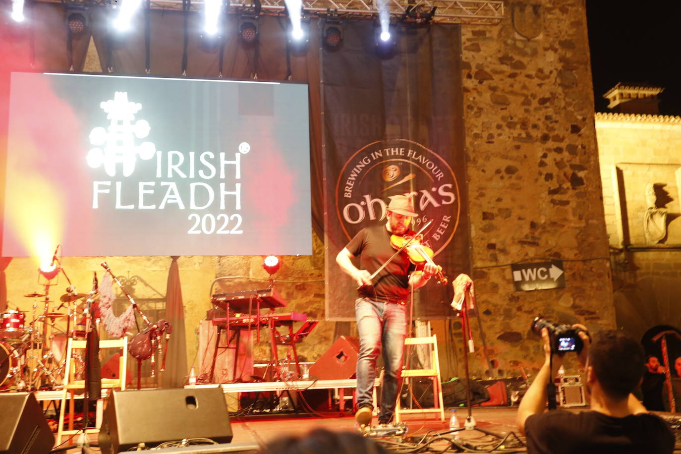 Imagen principal - Ambiente en la plaza de Santa en la noche del sábado.