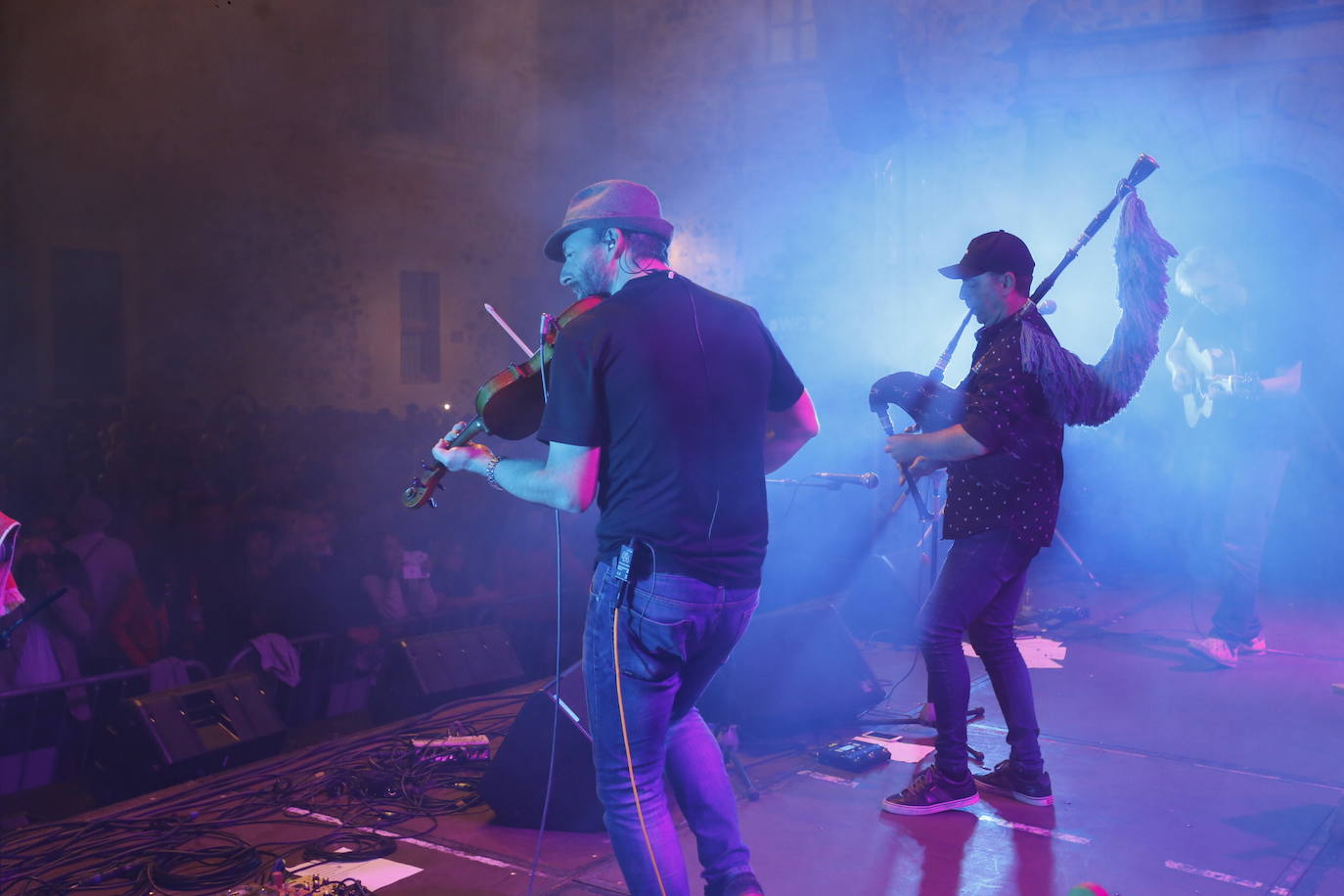 Imagen secundaria 2 - Ambiente en la plaza de Santa en la noche del sábado.