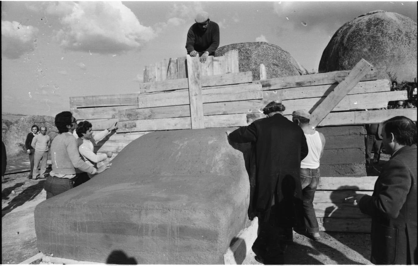 Inicio de la construcción de la obra VOAEX. 1976