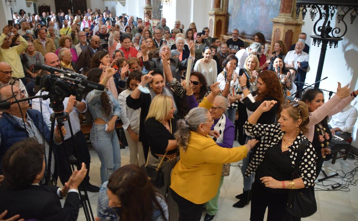 El pueblo gitano desborda alegría con bailes y palmas a la Majarí de los Remedios 