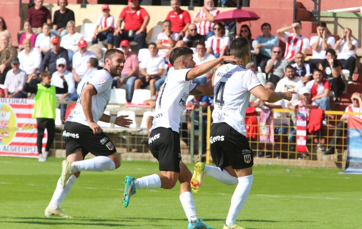 Fotos: El encuentro entre el Mérida y el Algeciras, en imágenes