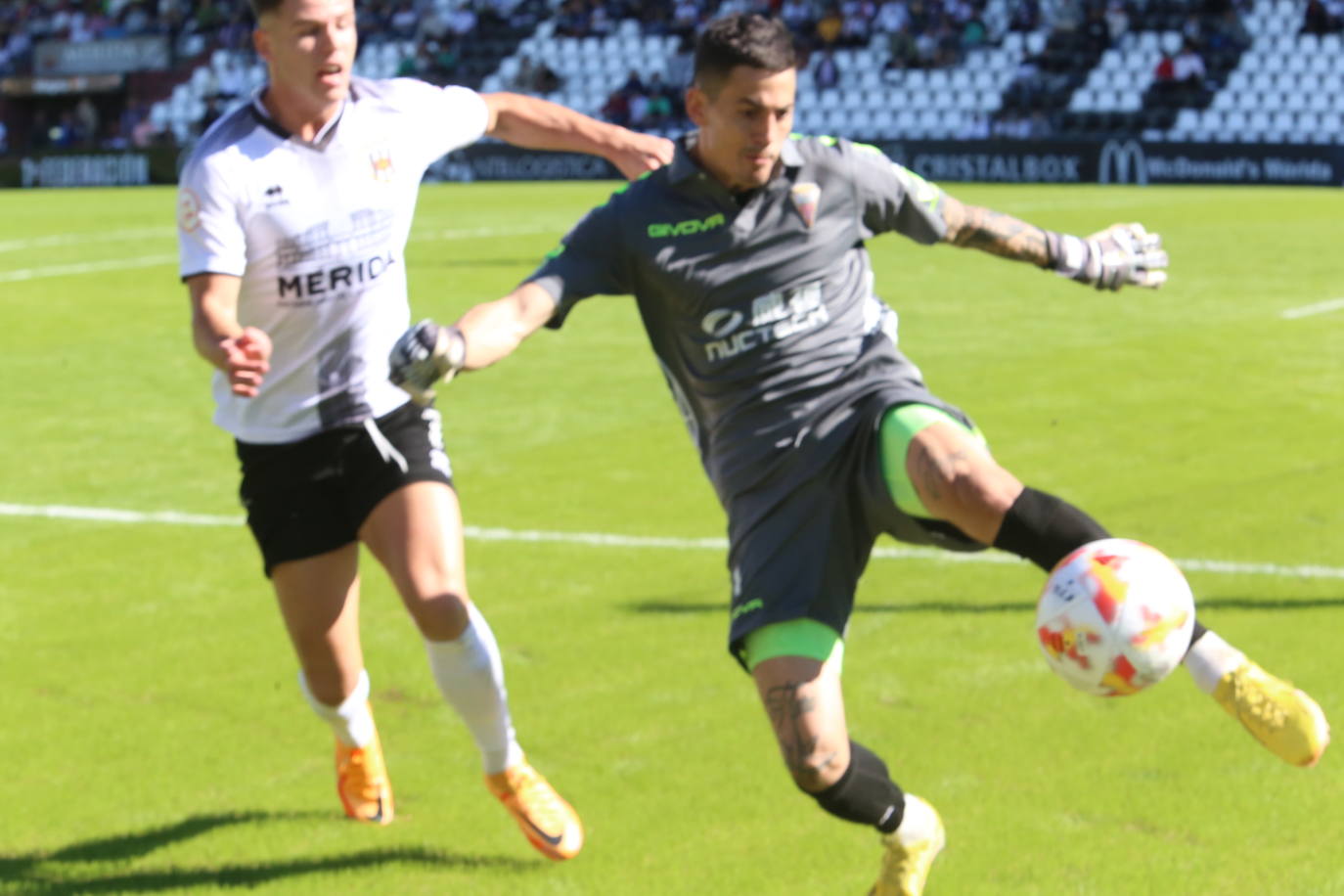 Fotos: El encuentro entre el Mérida y el Algeciras, en imágenes