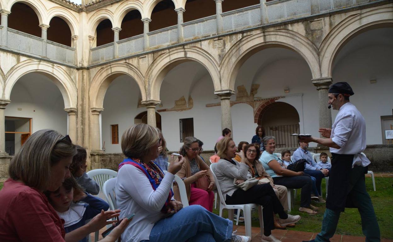 El público disfruta de los mantecados artesanales de Alberto Cumplido 