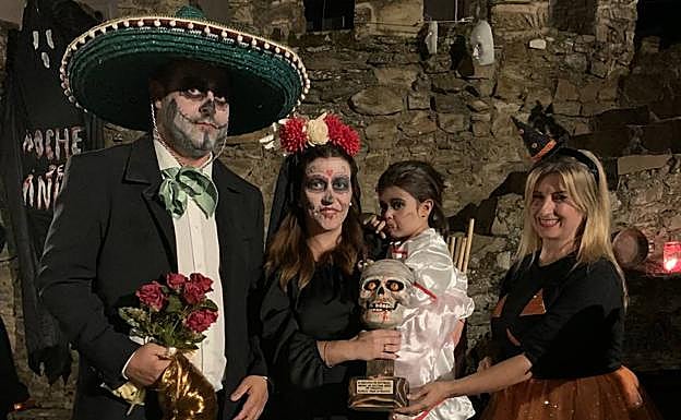 Imagen principal - Disfraces adultos premiados en el concurso organizado por la Asociación Cultural 'Amigos de Alconchel'. 