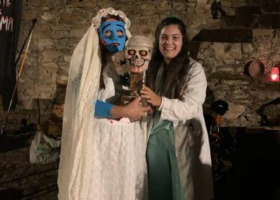 Imagen secundaria 1 - Disfraces adultos premiados en el concurso organizado por la Asociación Cultural 'Amigos de Alconchel'. 