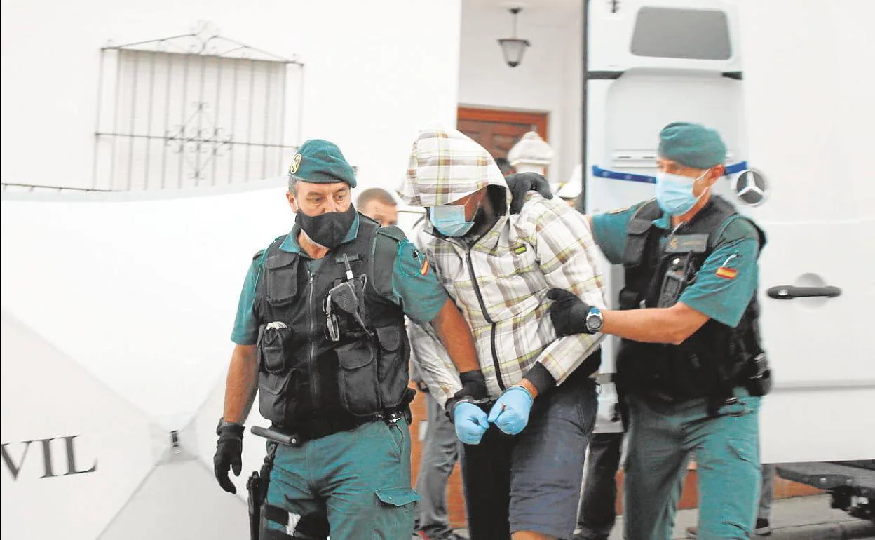 Imagen de archivo de Eugenio Delgado saliendo de su domicilio custodiado por agentes de la Guardia Civil. 