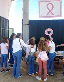 Imagen secundaria 2 - Arriba, equipo arbitral y capitanes del Alconchel y La Albuera. Abajo, el público colaboró con sus aportaciones en favor de la lucha contra el cáncer de mama. 