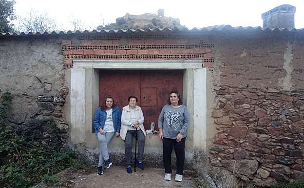 Tres vecinas de la calle Luenga, comiéndose los 'Tosantos' en la Huerta de Aguilar. 