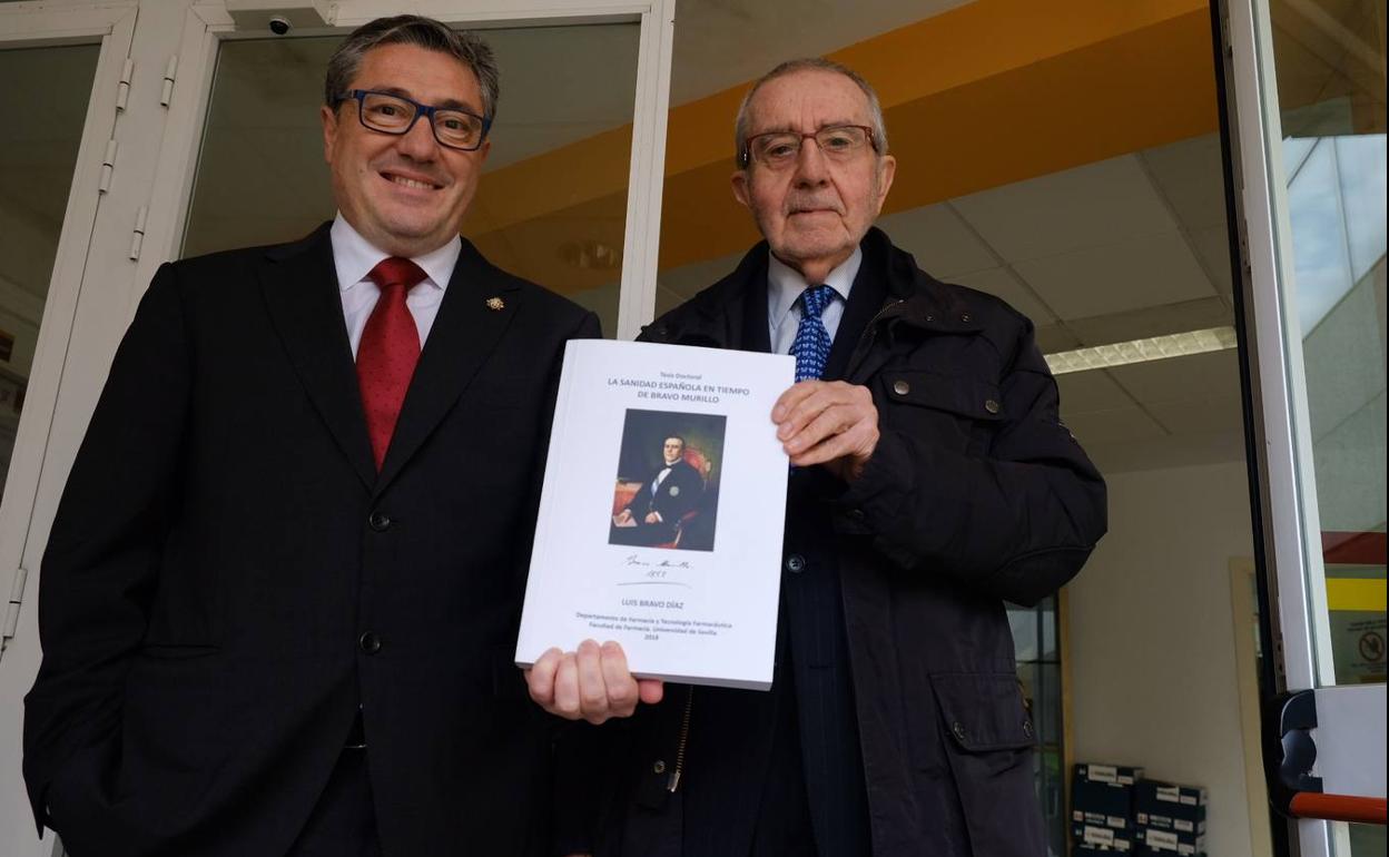 El profesor Luis Bravo Díaz con su tesis sobre Bravo Murillo en las manos 