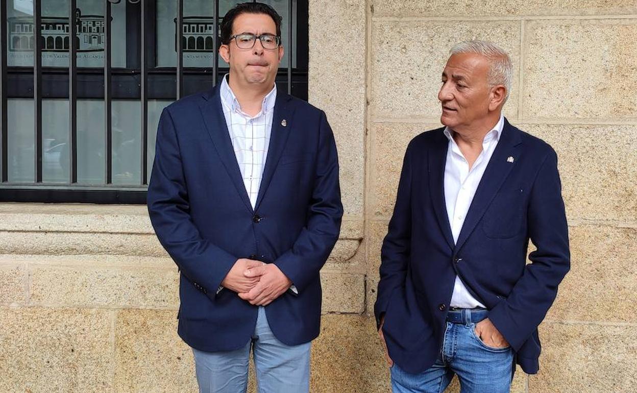 A la izquierda, el alcalde de Valencia de Alcántara, Alberto Piris, junto al nuevo delegado del Gobierno, Francisco Mendoza. 