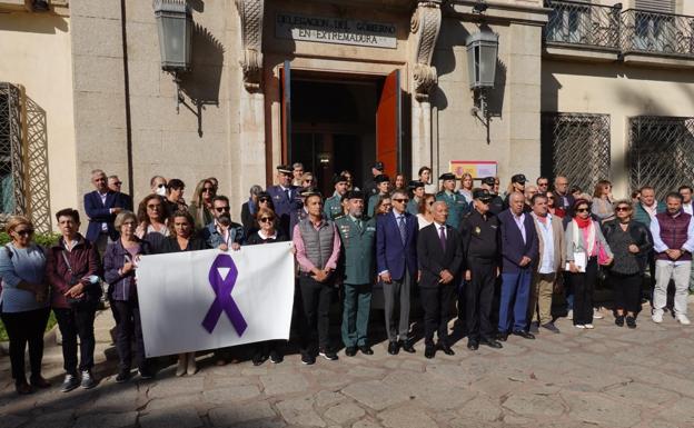 Minuto de silencio en la delegación del Gobierno, en Badajoz. 