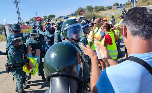 Recogen dinero para pagar las multas de los agricultores detenidos en Montehermoso