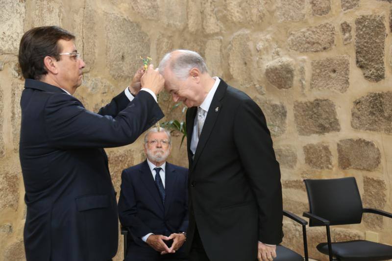 Guillermo Fernández Vara y el expresidente de la Junta y también académico, Juan Carlos Rodríguez Ibarra, han estado presentes en el acto de toma de pasesión de Moradiellos.