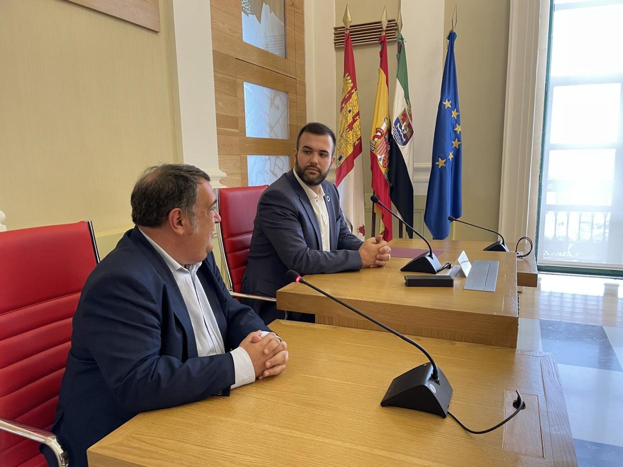 Salaya con el comisionado contra la Pobreza Infantil, Ernesto Gasco. 