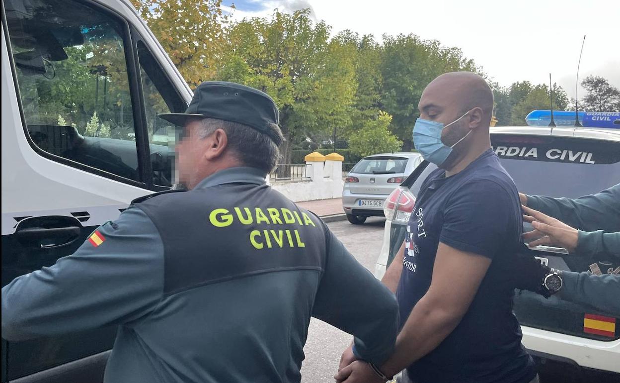 Badr Saadaoui cuando fue conducido a la cárcel de Cáceres tras declarar el jueves en el juzgado de Valencia de Alcántara. 