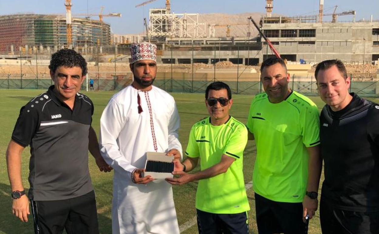 A la izquierda el exdefensa del C. F. Extremadura, el oliventino Félix Carballo, que ha trabajado ocho años en Catar en la academia del Al Alhi, equipo donde jugó Guardiola. 