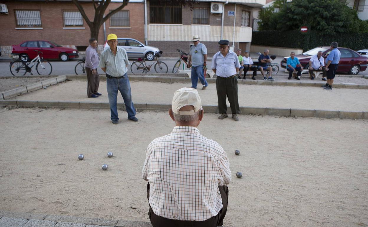 La edad media de jubilación en Extremadura es de 65 años y a nivel nacional se queda en 64,8. 