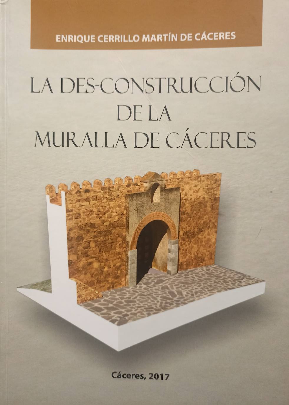 El libro 'La des-construcción de la muralla de Cáceres'.