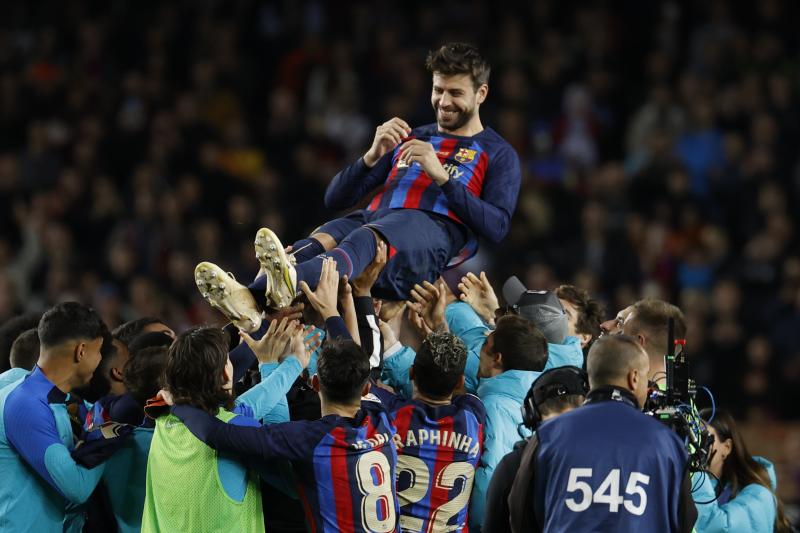 Piqué es manteado por sus compañeros después de su último partido en el Camp Nou.