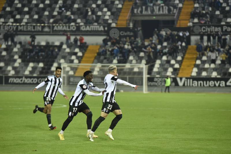 Fotos: El Badajoz se reencuentra con la victoria (1-0)