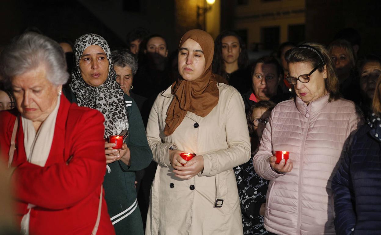 Acto de homenaje en recuerdo a Imane Saadaoui, asesinada por su pareja en Valencia de Alcántara. 