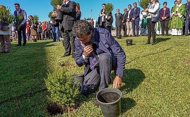 Vecinos y familiares de los fallecidos participaron en el acto con el que poblaron de 22 plantas la rotonda de las Grullas. 