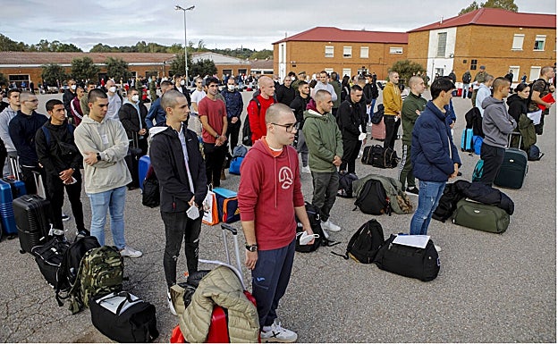 Futuros soldados el lunes, en su primer día en el Cefot de Cáceres. 
