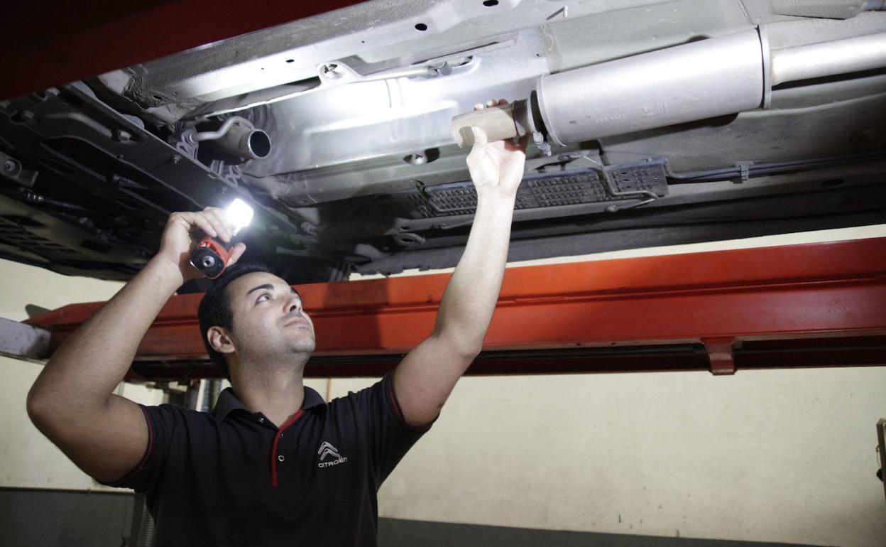 Imagen de archivo de un mecánico en un taller extremeño. 