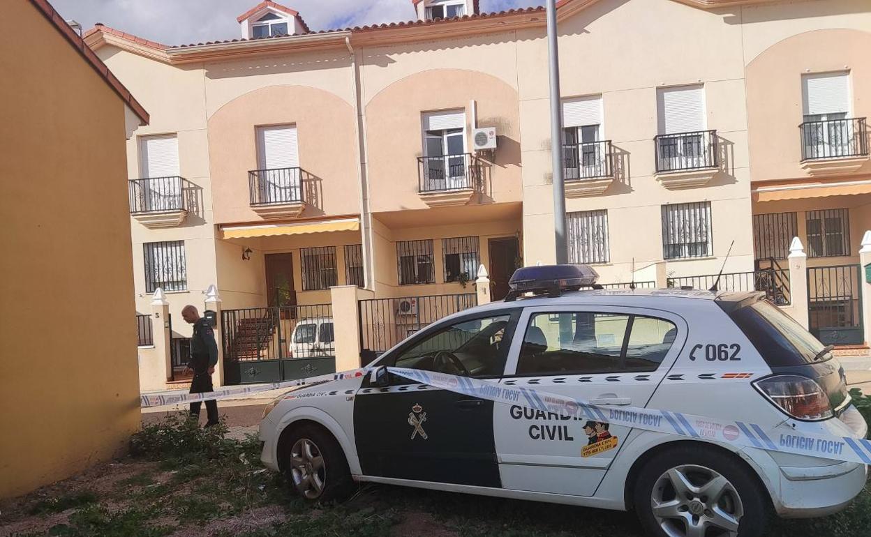 Vehículo de la Guardia Civil enfrente a la vivienda donde se produjo el suceso. / PF