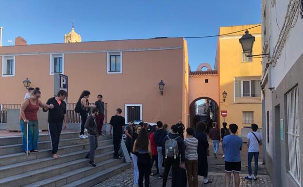 Estudiante desalojados por el incendio.