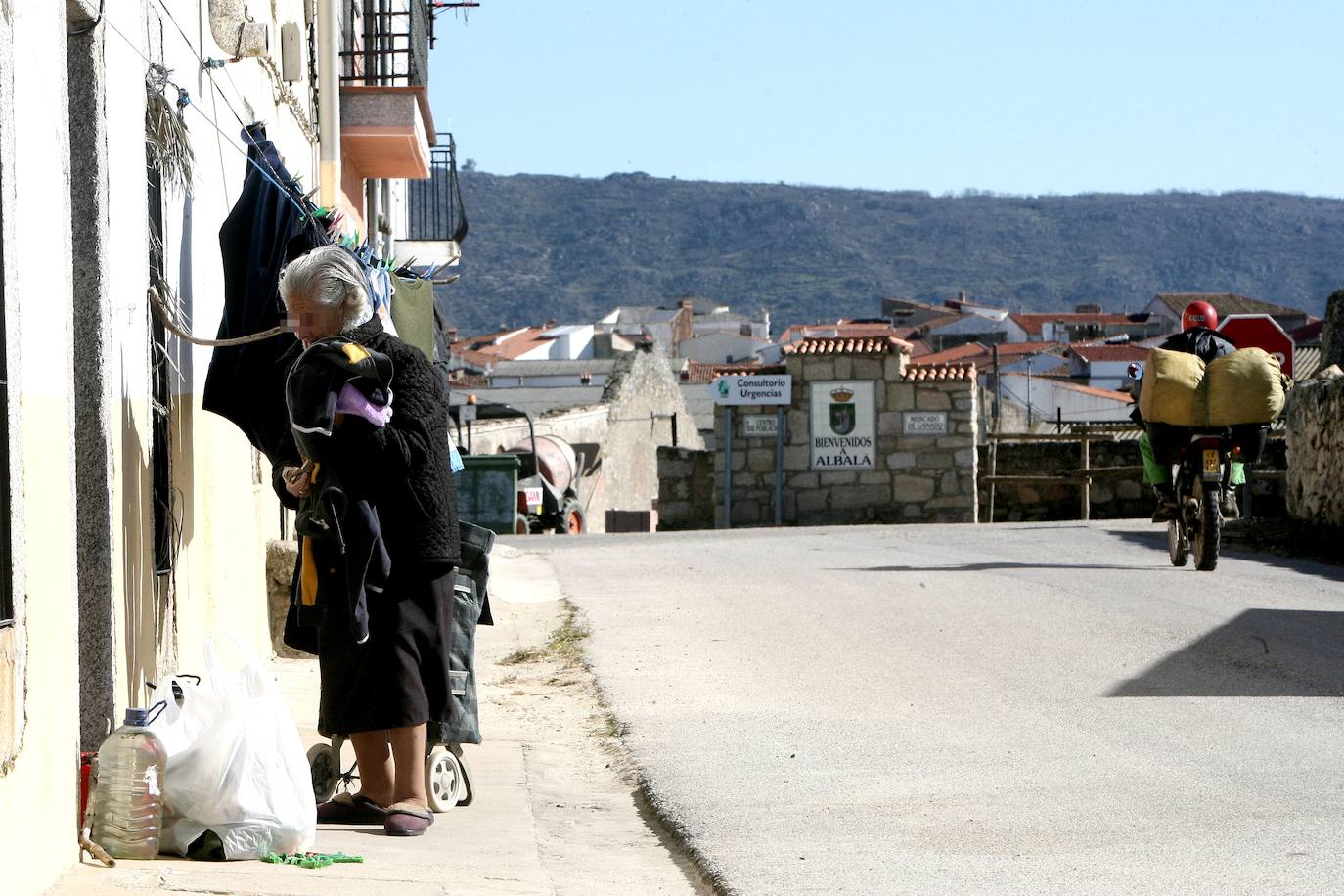 En el año 1960 la localidad pasó a llamarse 'Albalá del Caudillo', pero en el año 2001 recuperó su nombre 'Albalá'.