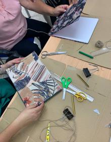 Imagen secundaria 2 - La biblioteca de Calamonte acogió un taller de Encuadernación Japonesa dentro del proyecto &#039;Bibliotecas Vivas&#039;